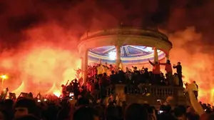 Los jugadores de Osasuna encienden la noche en una apoteósica fiesta en la Plaza del Castillo
