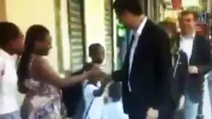 Cristina Cifuentes sugiere en un tuit que Sánchez se limpió las manos tras saludar a dos niños negros