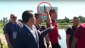 Cristiano Ronaldo arroja el micrófono de un periodista a un lago y la Televisión portuguesa exige disculpas