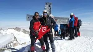 Amigos del joven fallecido Yeray Lana colocan su camiseta en lo alto del Aneto