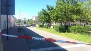 Un hombre enmascarado abre fuego en un cine dejando: toma rehenes y deja decenas de heridos