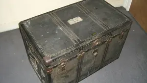 Encerraba a su novia de 14 años en un baúl, le mordía y le golpeaba con una vara