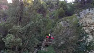 Una persona cae por un terraplén al río Arga en Puente la Reina
