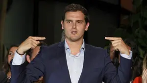 Rivera emplaza a PP y a PSOE a negociar ya mañana el gobierno sin "sillones" por delante