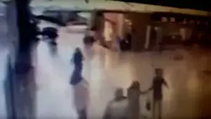 Las imágenes del policía que abate a uno de los terroristas justo antes de que explotara en el aeropuerto de Estambul
