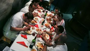 Asirón planta un comedor ecológico en la plaza de la O y barracas políticas junto a los puestos de Antoniutti para Sanfermines