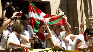 Asirón coloca un mástil vacío antes del Chupinazo pero no podrá lucir la ikurriña por ser un fraude de ley