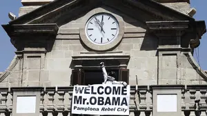 Un invitado de Aranzadi-Podemos intenta boicotear el Chupinazo colocando un cartel en la balconada
