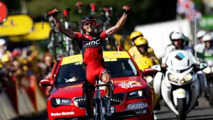 Van Avermaet gana su "clásica" en el Macizo Central y se viste de amarillo