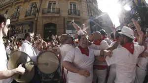 La peña Mutilzarra mantiene vivo un año más el espíritu del Riau Riau y anima a la multitud a sumarse a él