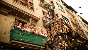 San Fermín recorre las calles de Pamplona en su día grande