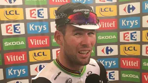 Cavendish logra el triplete, Van Avermaet sigue líder