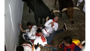 La terrible cogida a un mozo en el cuello en el callejón de la plaza