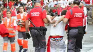 La Policía Foral detiene a tres personas a las que se buscaba por distintos delitos