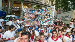 Ya falta menos: una peña de Pamplona desvela a semanas de San Fermín su esperada pancarta