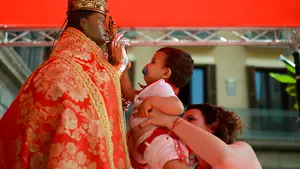 Así ha sido la ofrenda floral de los niños de Pamplona a San Fermín