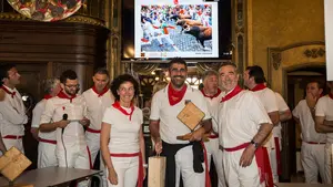 Iñaki Vergara recibe el primer premio del concurso internacional de fotos del encierro
