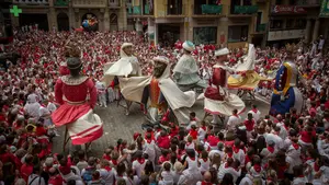Los recorridos de la comparsa de Gigantes y Cabezudos durante San Fermín 2017