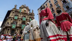 As&iacute; ha bailado la Comparsa de Gigantes durante la Octava de San Ferm&iacute;n en la plaza Consistorial