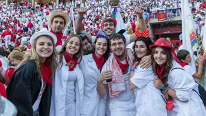 Multitudinaria despedida de las peñas en la plaza a los Sanfermines 2016