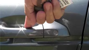 Detienen a una mujer de 34 años en Villafranca por robar más de 1.200 euros del interior de un coche