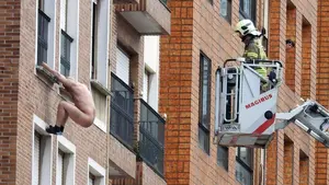 Un hombre desnudo pone en jaque a los bomberos al intentar descolgarse desde un cuarto piso