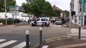 Muere un cura degollado en una toma de rehenes en una iglesia de Francia