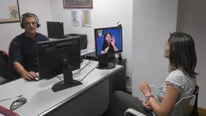 Asorna se lo pone fácil: implanta un servicio para comunicarse con personas mayores sordas a través de la televisión