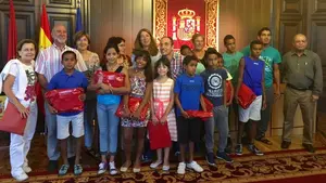 Los niños saharauis que pasan el verano en Navarra de acogida visitan la delegación del Gobierno