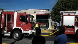 Un fuerte incendio quema la empresa Antonio Oneca de Orkoien con un trabajador dentro