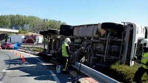 Herido y trasladado al hospital un conductor de 52 años al volcar su camión en la autopista en Tudela