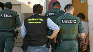 Detenido un hombre por quemar contenedores, golpear marquesinas y robar en 28 domicilios de Funes 