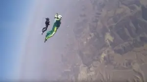 El vuelo del hombre que ha saltado desde 7 kilómetros de altura sin paracaídas