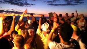 La policía acaba interviniendo en más de 30 despedidas de soltero en Tarifa por actos "incívicos"