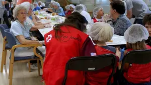 Mayores y niños disfrutan de unas jornadas conjuntas en la residencia "El Vergel" de Pamplona