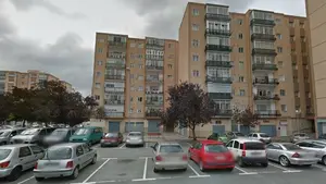 Investigan las causas de un incendio que ha calcinado de madrugada tres coches en la Chantrea