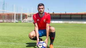 El centrocampista Fran M&eacute;rida ya viste la camiseta de Osasuna: "Vengo con una ilusi&oacute;n tremenda"