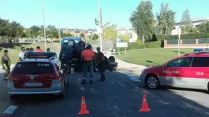 Aparatosa colisión entre dos coches en Mutilva de la que todos los ocupantes salen ilesos