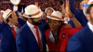 El beso olímpico: el gesto de dos deportistas españoles que ha marcado el desfile inaugural