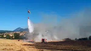 Apagado el incendio en un campo de cereales en Barañáin