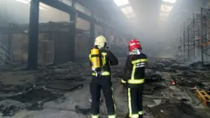 Un incendio causa considerables daños en la nave de una antigua fábrica de colchones de Alsasua