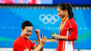 La deportista china que se llevó una medalla de plata y un anillo de compromiso en pleno podio