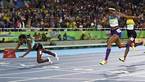 La atleta de las Bahamas Shaunae Miller se lanza a por el oro en la carrera de los 200 metros