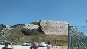 Las impactantes imágenes de cómo se ha derrumbado parte del muro exterior del aeropuerto de Pamplona