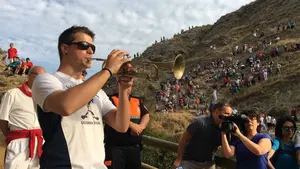 Un emotivo 'minuto de silencio' a la trompeta traslada el sentir y el pésame de Falces a la familia de la fallecida en el Pilón