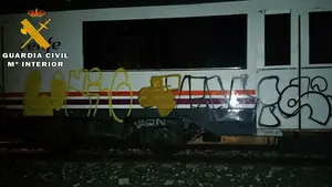 Un menor y un joven de 18 años detenidos por pintar 'graffitis' en los trenes de Castejón