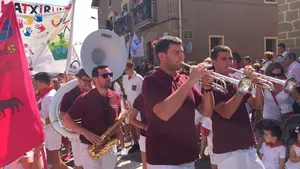 Así han comenzado las fiestas de Mélida con música y ambiente festivo por sus calles