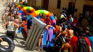Cientos de niños se lanzan por el tobogán gigante de 100 metros que surca Caparroso