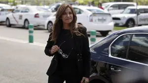 Mariló Montero se denuncia a sí misma por no llevar casco en una motocicleta