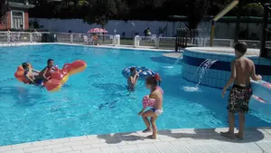 Consiguen reanimar a una niña de cinco años que casi se ahoga en una piscina de Pamplona